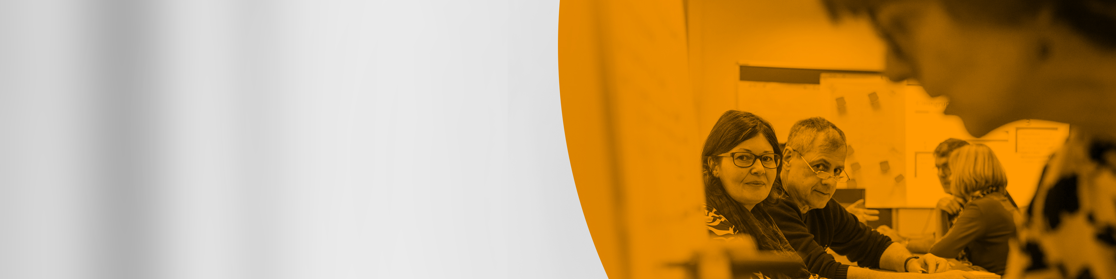 Grafik: links grauer Verlauf, rechts transparenter, orangener Kreisausschnitt, zeigt eine Gruppe von Menschen